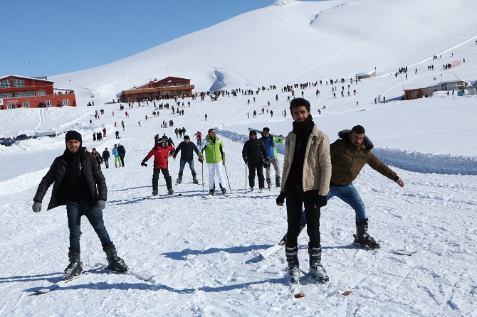 Hakkarililer hafta sonu kayak merkezine akın etti! 23