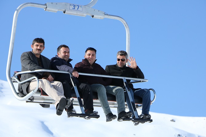 Hakkarililer hafta sonu kayak merkezine akın etti! 26