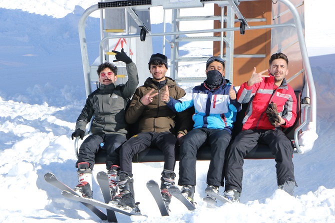 Hakkarililer hafta sonu kayak merkezine akın etti! 29