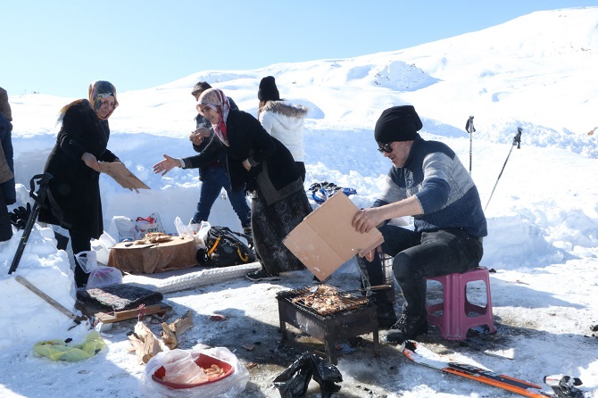 Hakkarililer hafta sonu kayak merkezine akın etti! 3