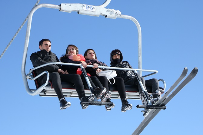 Hakkarililer hafta sonu kayak merkezine akın etti! 32