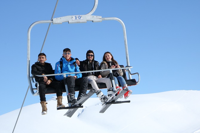 Hakkarililer hafta sonu kayak merkezine akın etti! 33