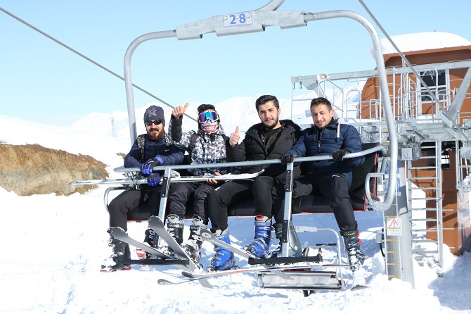 Hakkarililer hafta sonu kayak merkezine akın etti! 36