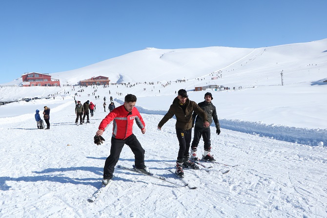 Hakkarililer hafta sonu kayak merkezine akın etti! 37