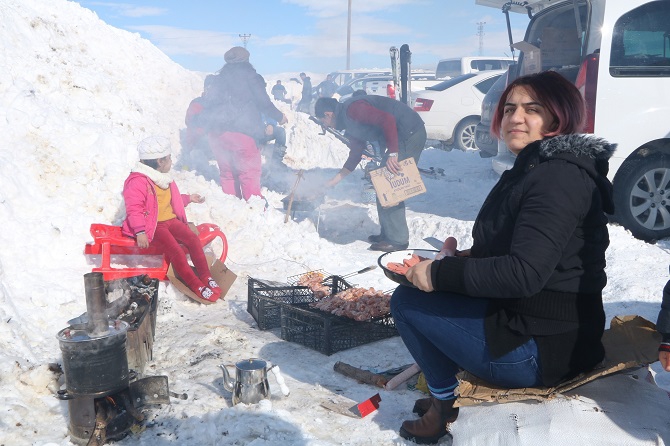 Hakkarililer hafta sonu kayak merkezine akın etti! 4