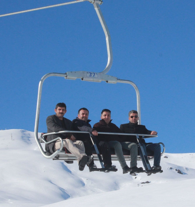 Hakkarililer hafta sonu kayak merkezine akın etti! 44