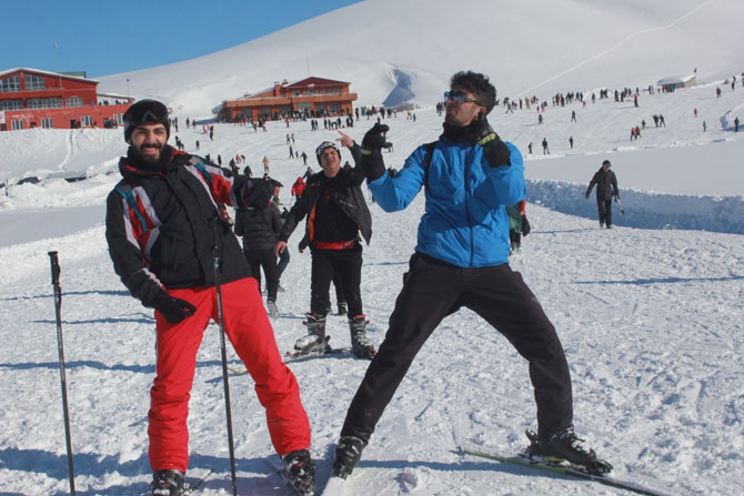 Hakkarililer hafta sonu kayak merkezine akın etti! 45