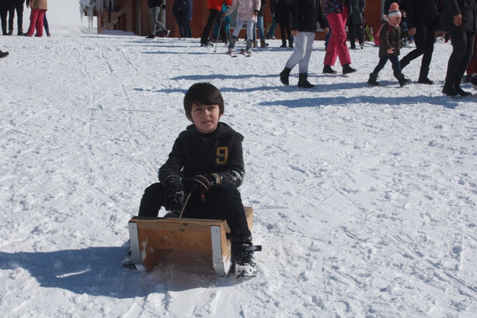 Hakkarililer hafta sonu kayak merkezine akın etti! 46