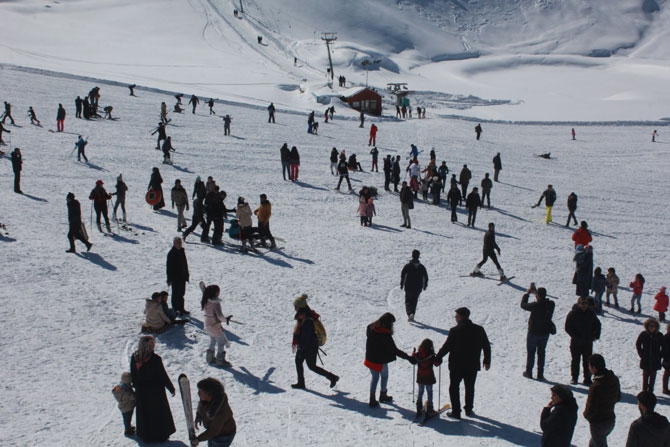 Hakkarililer hafta sonu kayak merkezine akın etti! 47