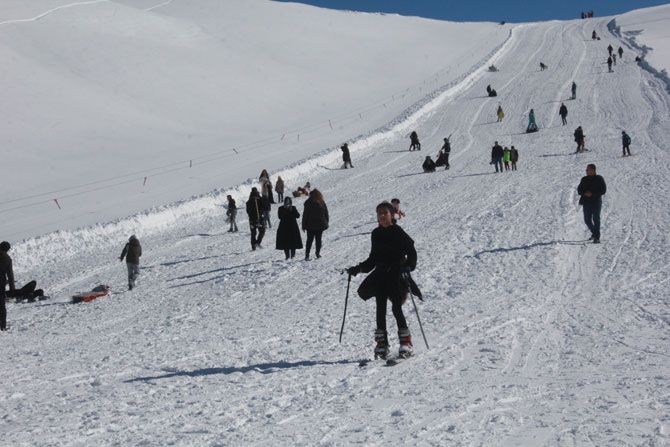 Hakkarililer hafta sonu kayak merkezine akın etti! 49