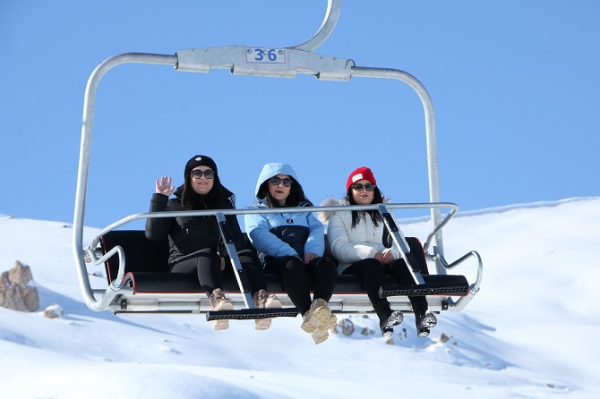 Hakkarililer hafta sonu kayak merkezine akın etti! 5