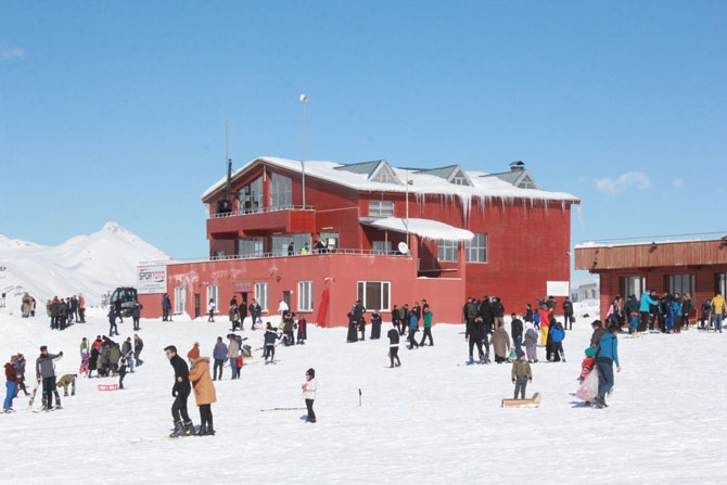 Hakkarililer hafta sonu kayak merkezine akın etti! 50