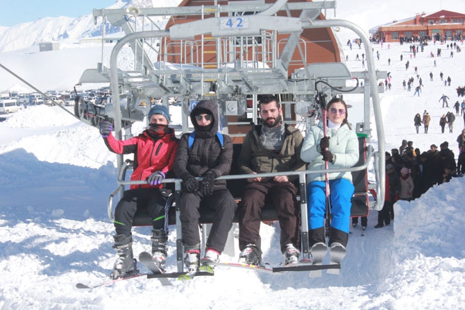 Hakkarililer hafta sonu kayak merkezine akın etti! 55