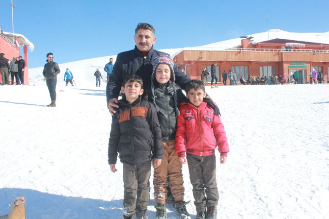 Hakkarililer hafta sonu kayak merkezine akın etti! 57
