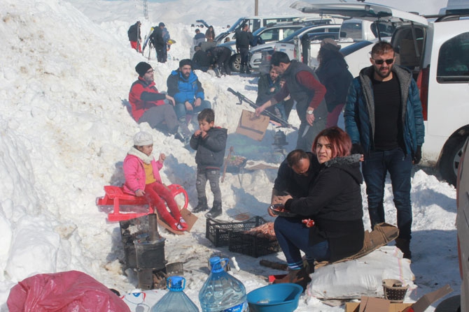 Hakkarililer hafta sonu kayak merkezine akın etti! 58