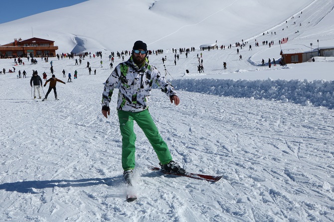 Hakkarililer hafta sonu kayak merkezine akın etti! 6