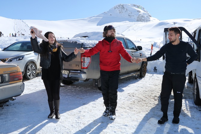 Hakkarililer hafta sonu kayak merkezine akın etti! 7