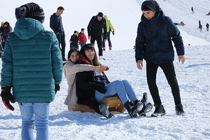 Hakkarililer hafta sonu kayak merkezine akın etti! 8
