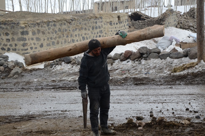 Depremzedeler yardım eli bekliyor 13