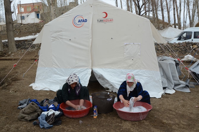 Depremzedeler yardım eli bekliyor 14