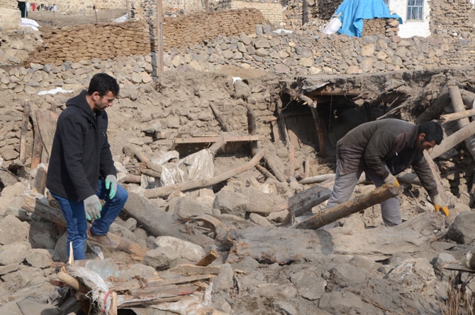 Depremzedeler yardım eli bekliyor 15