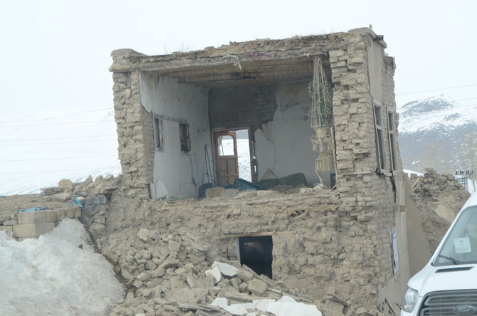 Depremzedeler yardım eli bekliyor 18