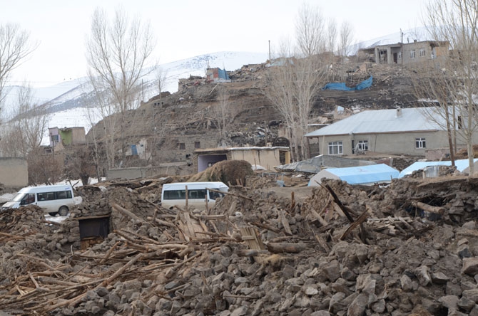 Depremzedeler yardım eli bekliyor 19