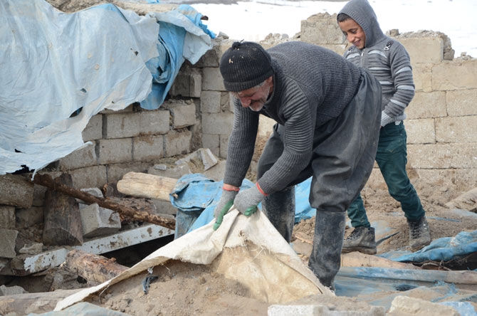 Depremzedeler yardım eli bekliyor 21