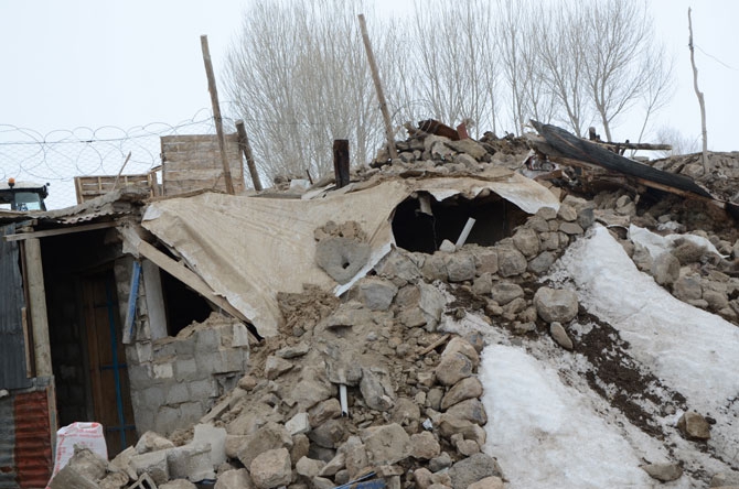 Depremzedeler yardım eli bekliyor 23