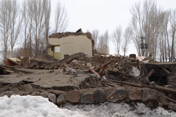 Depremzedeler yardım eli bekliyor 26