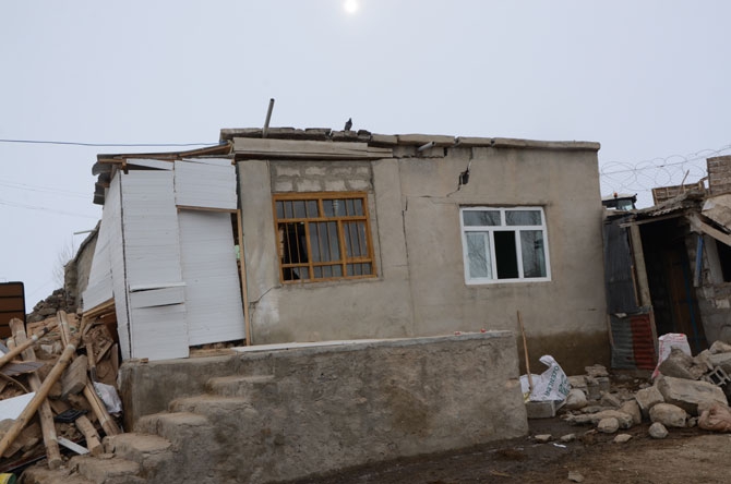 Depremzedeler yardım eli bekliyor 27