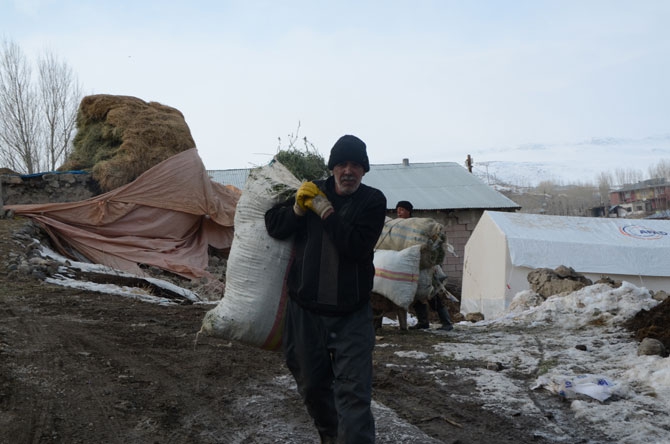 Depremzedeler yardım eli bekliyor 29