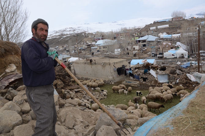 Depremzedeler yardım eli bekliyor 3