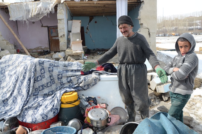 Depremzedeler yardım eli bekliyor 31