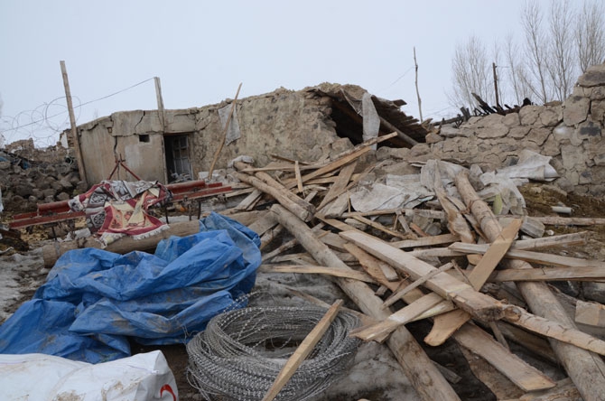 Depremzedeler yardım eli bekliyor 32