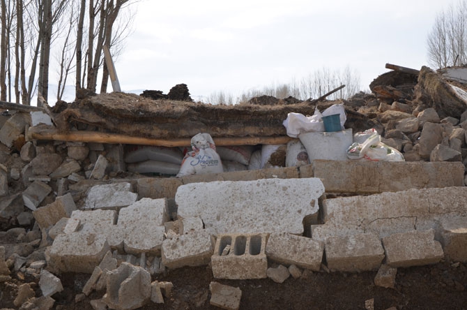 Depremzedeler yardım eli bekliyor 33