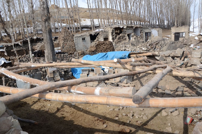 Depremzedeler yardım eli bekliyor 34