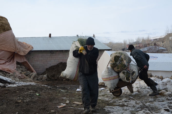 Depremzedeler yardım eli bekliyor 4