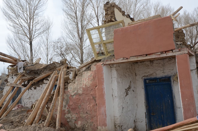 Depremzedeler yardım eli bekliyor 43