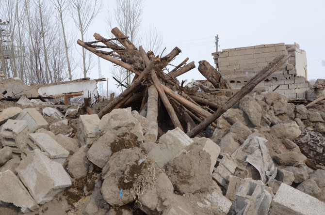 Depremzedeler yardım eli bekliyor 48