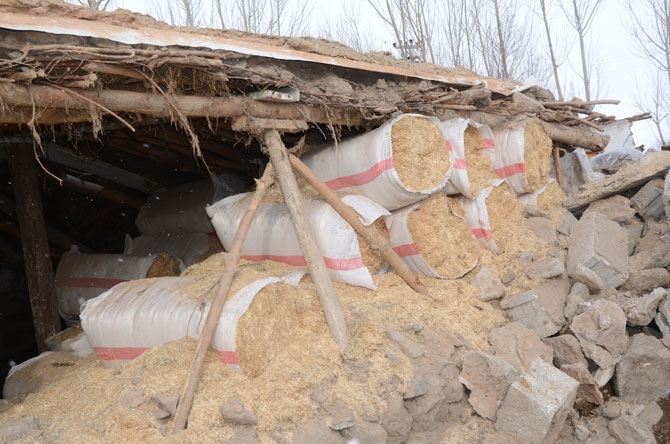 Depremzedeler yardım eli bekliyor 49