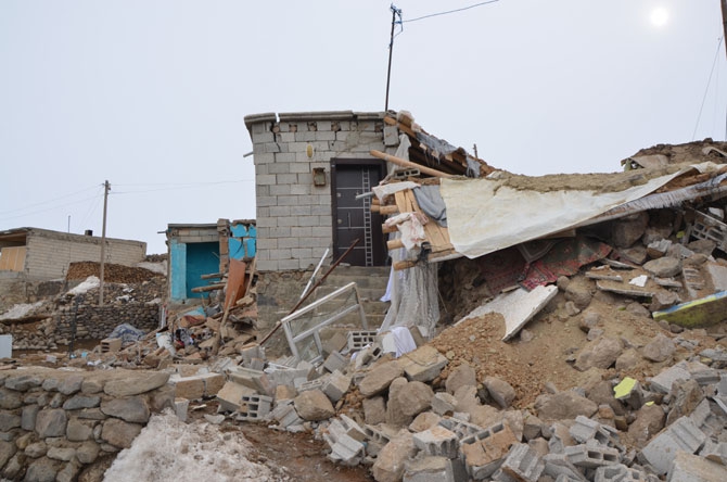 Depremzedeler yardım eli bekliyor 52