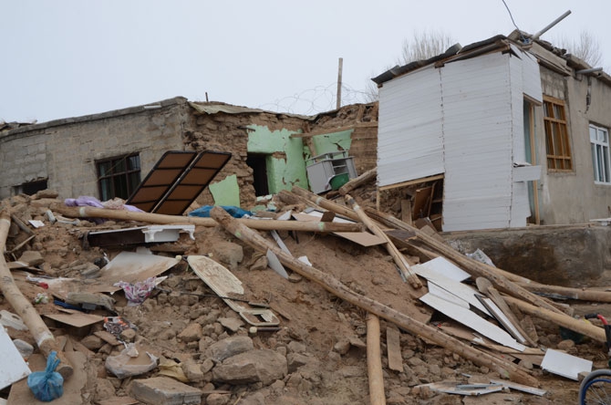 Depremzedeler yardım eli bekliyor 53