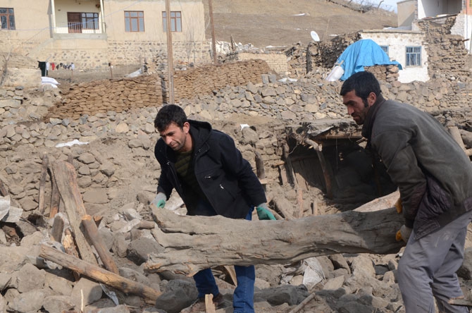 Depremzedeler yardım eli bekliyor 54