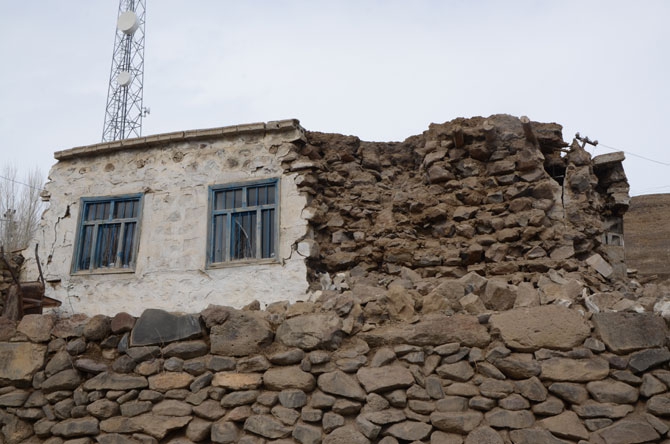 Depremzedeler yardım eli bekliyor 55