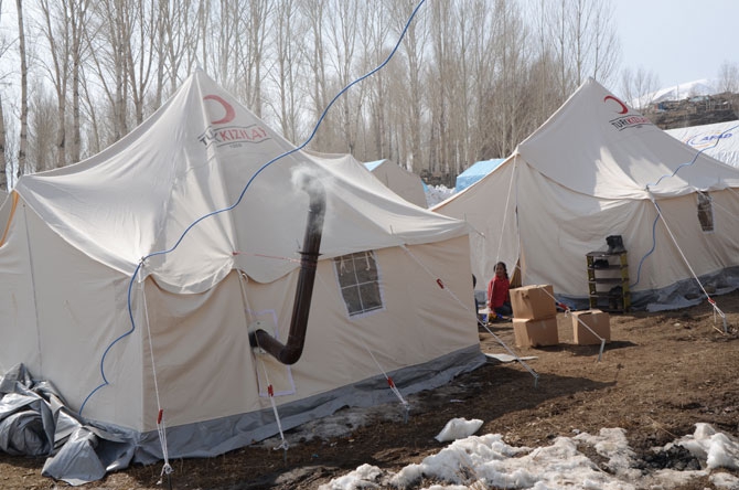 Depremzedeler yardım eli bekliyor 57