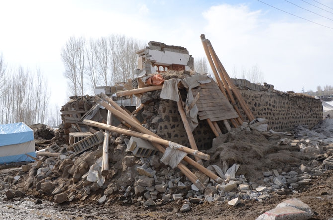 Depremzedeler yardım eli bekliyor 59