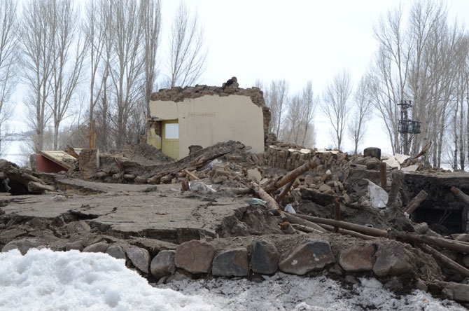 Depremzedeler yardım eli bekliyor 6