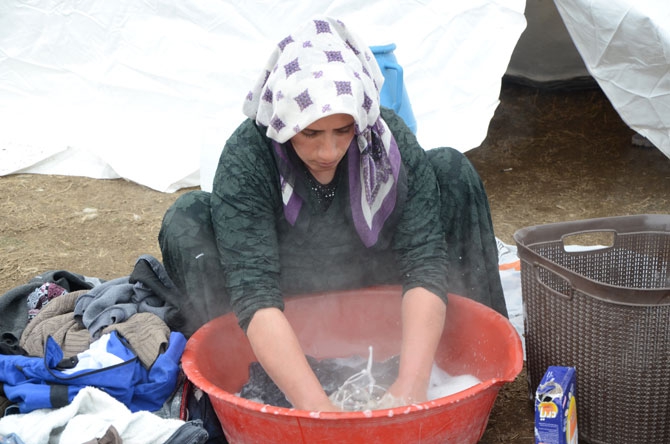 Depremzedeler yardım eli bekliyor 7