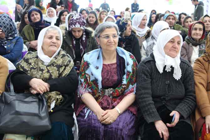 Hakkari'de 8 mart halaylarla kutlandı! 10